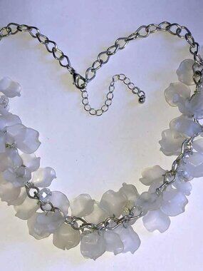 New Boho Frosted Acrylic Flower Cluster Necklace Silver Tone Dainty Floral Jewel